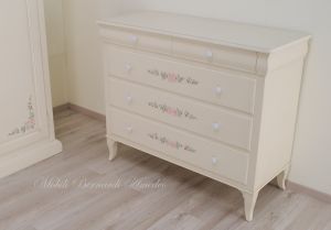 Solid wood chest of drawers with hand-lacquered finish and painted roses